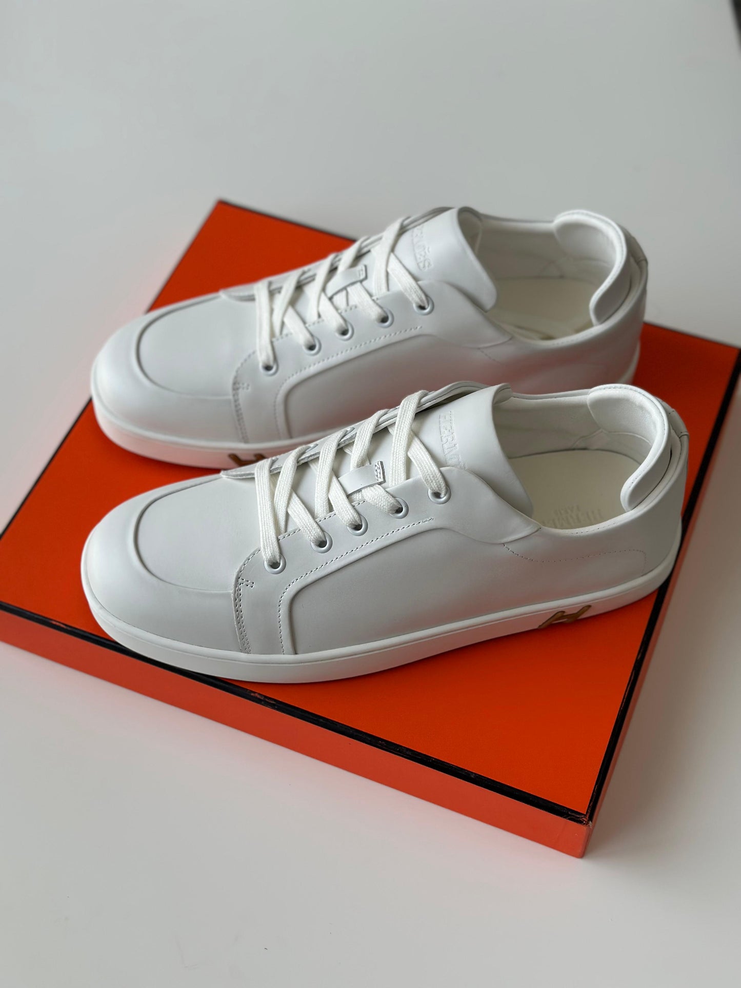 Hermès Kid Sneaker in White Calfskin & Suede – Sleek Urban Luxury.