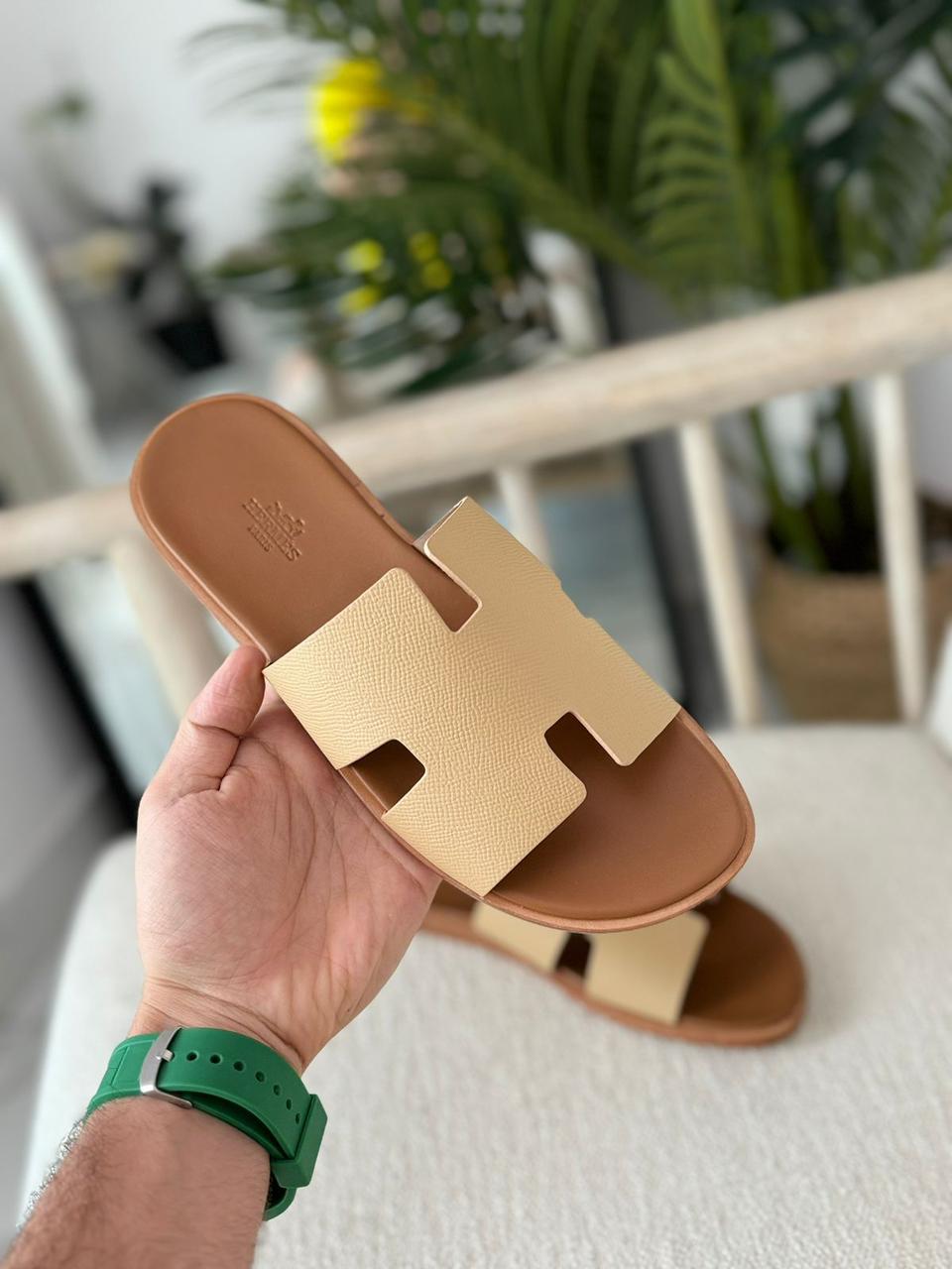 Hermès Izmir men's sandal in beige leather.