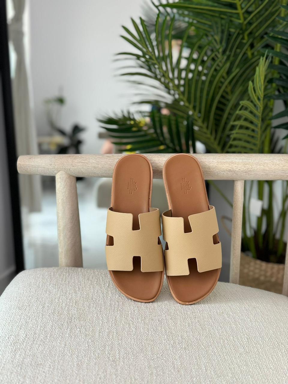 Hermès Izmir men's sandal in beige leather.