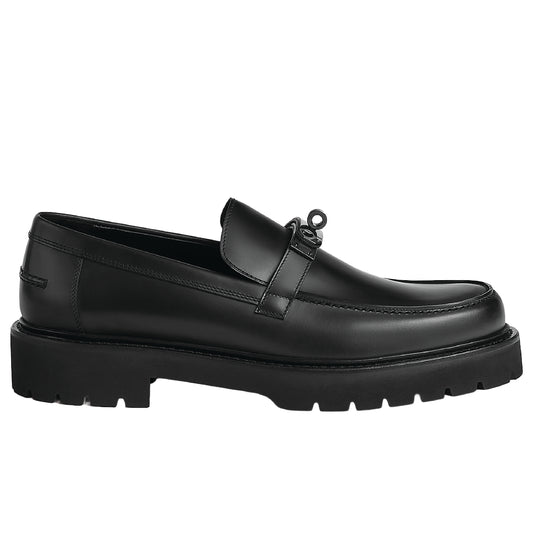 Hermès Icone loafer in black calfskin leather featuring a Kelly buckle and a light notched sole.